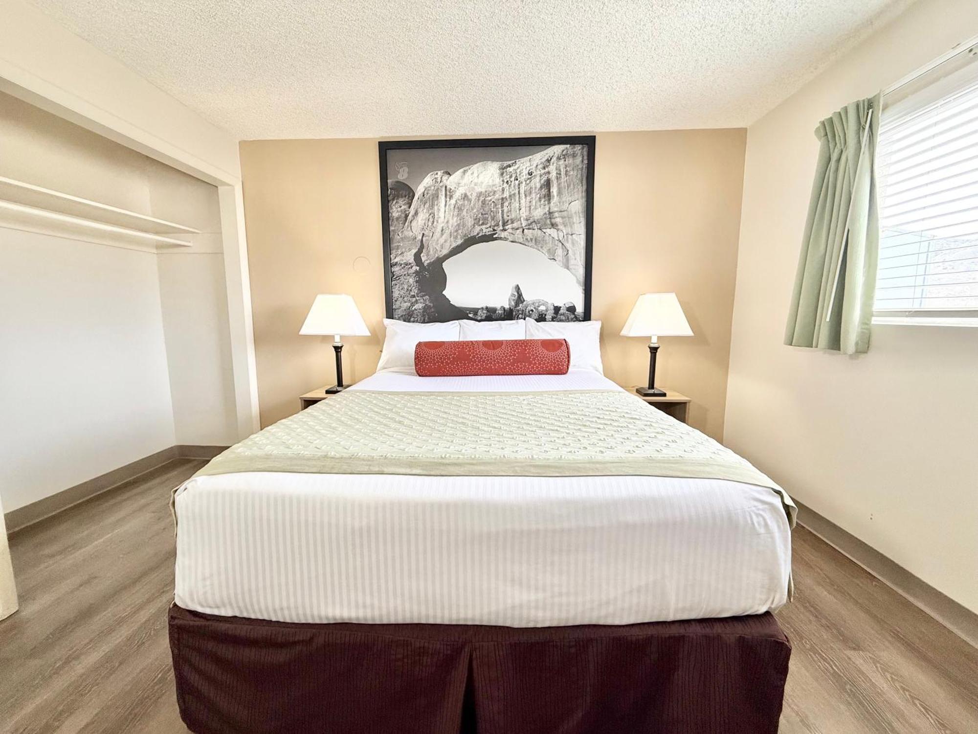 Super 8 By Wyndham Salina/Scenic Hills Area Hotel Bagian luar foto