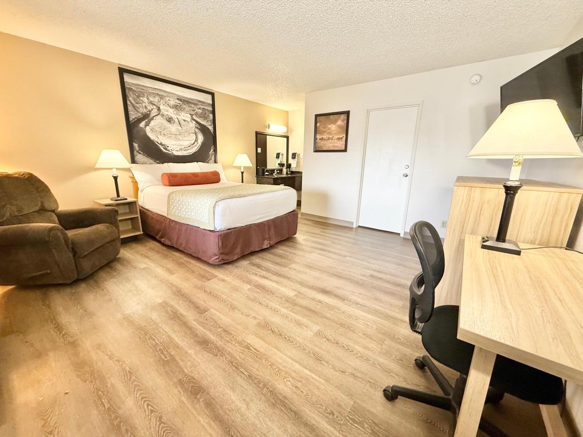 Super 8 By Wyndham Salina/Scenic Hills Area Hotel Bagian luar foto