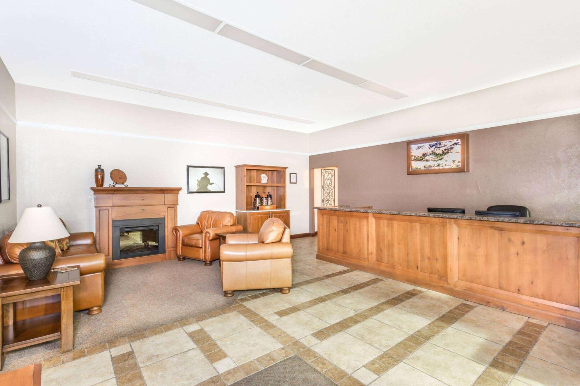 Super 8 By Wyndham Salina/Scenic Hills Area Hotel Bagian luar foto