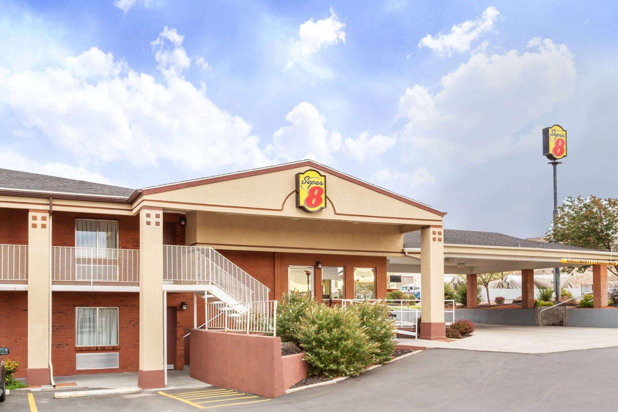 Super 8 By Wyndham Salina/Scenic Hills Area Hotel Bagian luar foto
